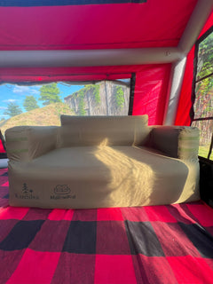 Canapé gonflable MallowPod confortable deux places - vue de face dans une tente KanSilva